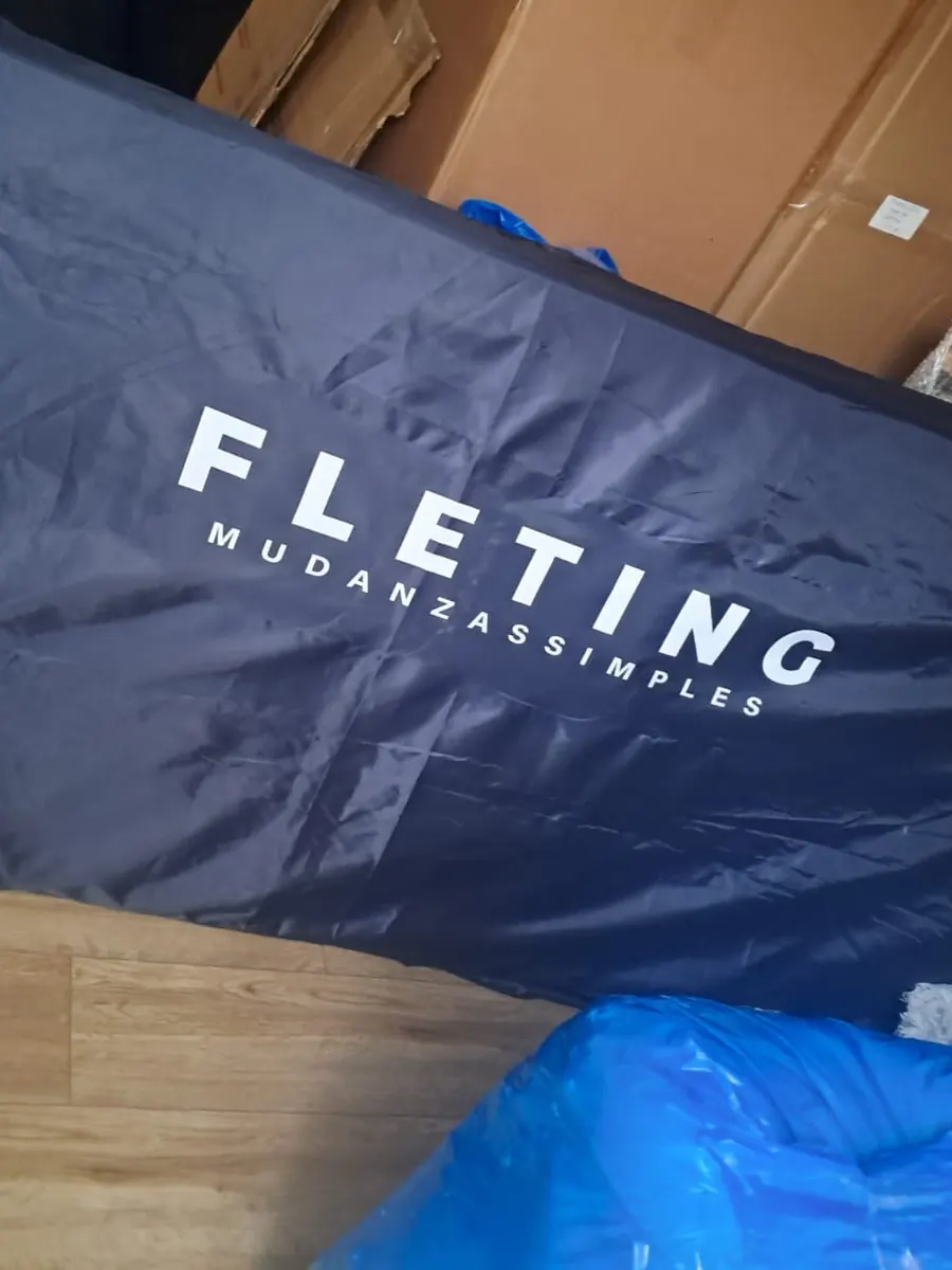 Mueble protegido con una funda con el logo de Fleting